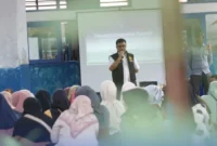 Kepala Bidang Perlindungan Masyarakat Satpol PP Padang, Indra Jaya saat menjadi narasumber di SMPN 6 Padang, Sabtu (21/9/2025). (Foto: Humas Satpol PP Padang)