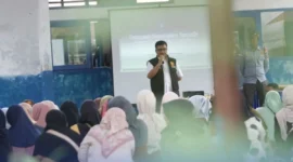Kepala Bidang Perlindungan Masyarakat Satpol PP Padang, Indra Jaya saat menjadi narasumber di SMPN 6 Padang, Sabtu (21/9/2025). (Foto: Humas Satpol PP Padang)