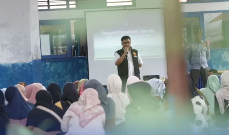 Kepala Bidang Perlindungan Masyarakat Satpol PP Padang, Indra Jaya saat menjadi narasumber di SMPN 6 Padang, Sabtu (21/9/2025). (Foto: Humas Satpol PP Padang)