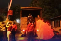 Petugas Satpol PP Padang menggiring sejumlah remaja ke Mako Satpol, Kamis (11/9/2025) dini hari. (Foto: Humas Satpol PP Padang)