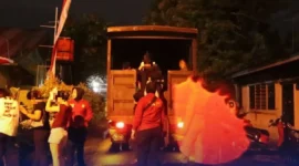 Petugas Satpol PP Padang menggiring sejumlah remaja ke Mako Satpol, Kamis (11/9/2025) dini hari. (Foto: Humas Satpol PP Padang)
