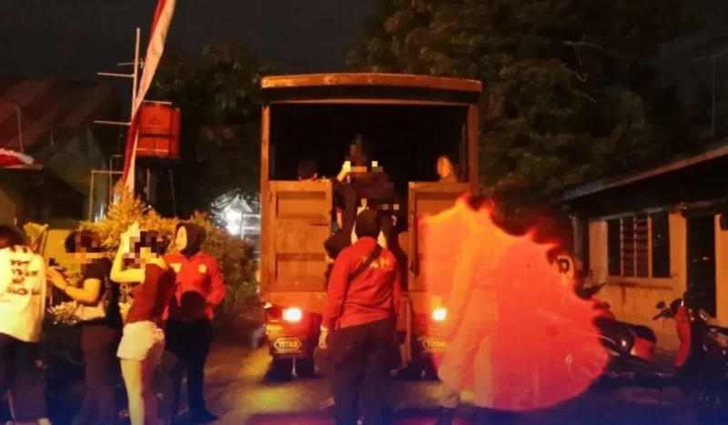 Petugas Satpol PP Padang menggiring sejumlah remaja ke Mako Satpol, Kamis (11/9/2025) dini hari. (Foto: Humas Satpol PP Padang)
