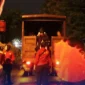 Petugas Satpol PP Padang menggiring sejumlah remaja ke Mako Satpol, Kamis (11/9/2025) dini hari. (Foto: Humas Satpol PP Padang)
