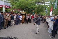 Puluhan mahasiswa yang tergabung dalam HMI Cabang Pessel saat menyampaikan orasi di depan gedung DPRD Pessel. (Foto: Dok. Susmawita)