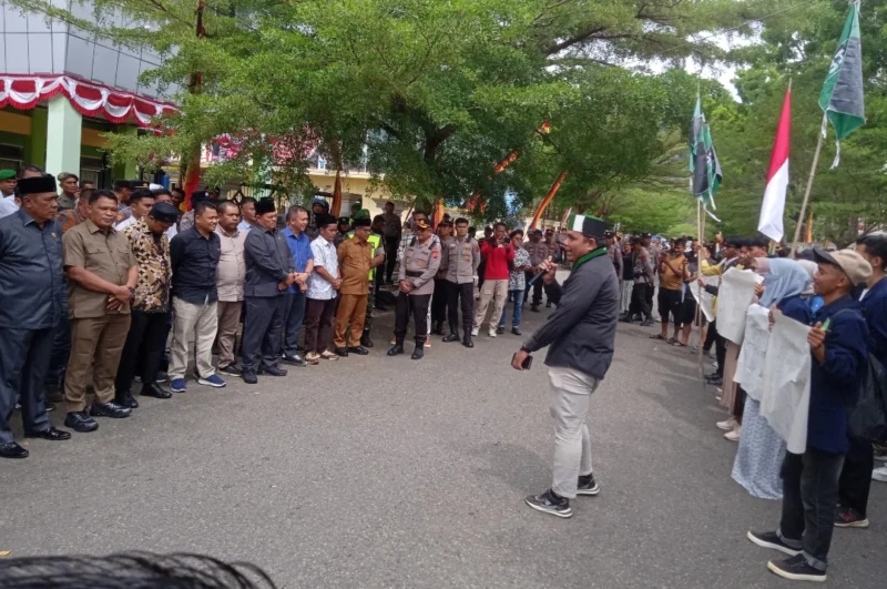 Puluhan mahasiswa yang tergabung dalam HMI Cabang Pessel saat menyampaikan orasi di depan gedung DPRD Pessel. (Foto: Dok. Susmawita)