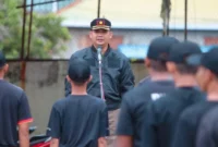 Kabid Ketertiban Umum Satpol PP Padang, Rozaldi Rosman memimpin apel di lapangan Mako Satpol PP, Jumat (5/9/2025). (Foto: Humas Satpol PP Padang)
