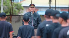 Kabid Ketertiban Umum Satpol PP Padang, Rozaldi Rosman memimpin apel di lapangan Mako Satpol PP, Jumat (5/9/2025). (Foto: Humas Satpol PP Padang)