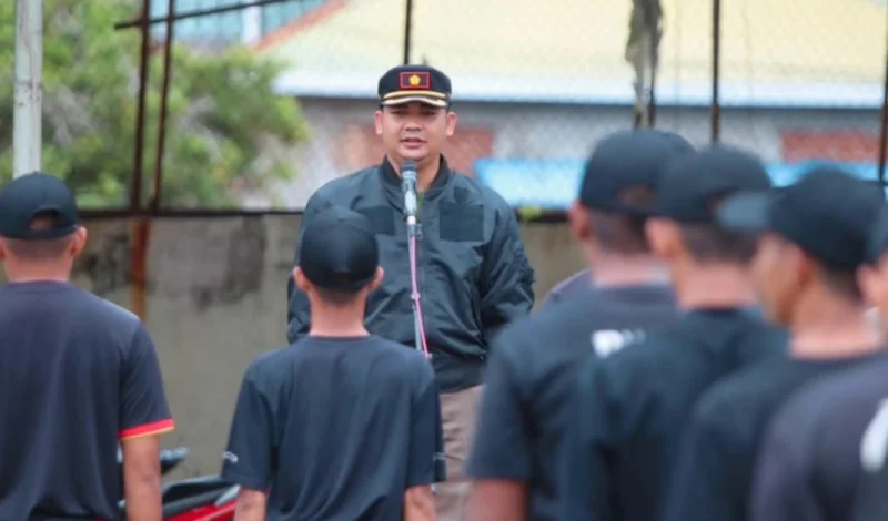 Kabid Ketertiban Umum Satpol PP Padang, Rozaldi Rosman memimpin apel di lapangan Mako Satpol PP, Jumat (5/9/2025). (Foto: Humas Satpol PP Padang)
