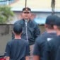 Kabid Ketertiban Umum Satpol PP Padang, Rozaldi Rosman memimpin apel di lapangan Mako Satpol PP, Jumat (5/9/2025). (Foto: Humas Satpol PP Padang)