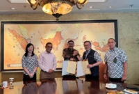 Bupati Pessel, Hendrajoni bersama Senior Director PSF, H. Elan Merdy saat melakukan penandatanganan. (Foto: Dok. Kominfo Pessel)