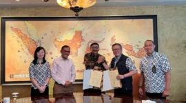 Bupati Pessel, Hendrajoni bersama Senior Director PSF, H. Elan Merdy saat melakukan penandatanganan. (Foto: Dok. Kominfo Pessel)