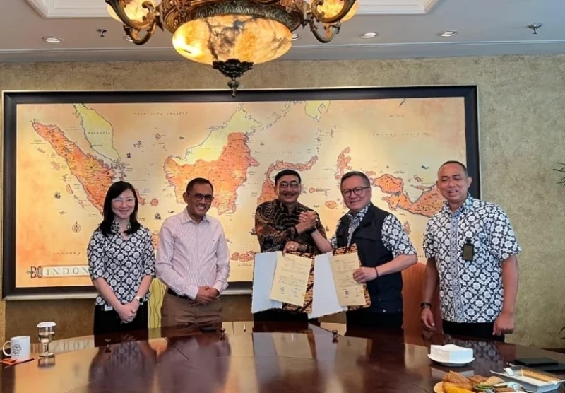 Bupati Pessel, Hendrajoni bersama Senior Director PSF, H. Elan Merdy saat melakukan penandatanganan. (Foto: Dok. Kominfo Pessel)