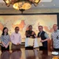 Bupati Pessel, Hendrajoni bersama Senior Director PSF, H. Elan Merdy saat melakukan penandatanganan. (Foto: Dok. Kominfo Pessel)