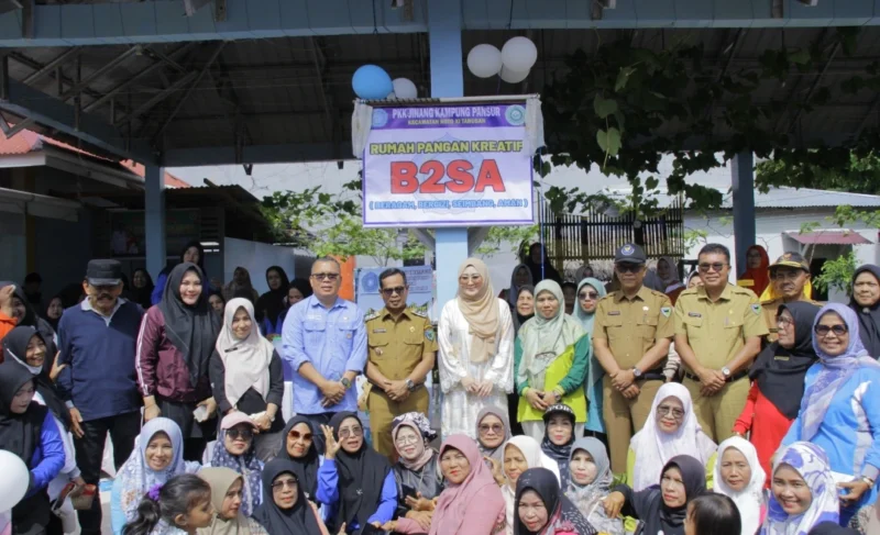Wakil Bupati Pessel, Risnaldi Ibrahim, Ketua TP-PKK Pessel, Ny Lisda Hendrajoni dan Kepala Dinas Pangan Sumbar Iqbal Ramadipayana foto bersama. (Foto: Dok. Kominfo Pessel)