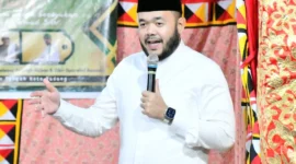 Wali Kota Padang, Fadly Amran menghadiri peringatan Maulid Nabi Muhammad SAW di Masjid Nurus Sholihin Sungai Bangek, Minggu (7/9/2025) malam. (Foto: Prokopim Padang)