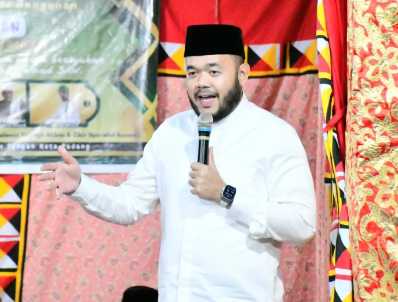 Wali Kota Padang, Fadly Amran menghadiri peringatan Maulid Nabi Muhammad SAW di Masjid Nurus Sholihin Sungai Bangek, Minggu (7/9/2025) malam. (Foto: Prokopim Padang)