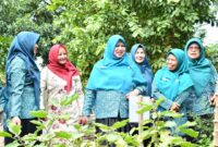 Ketua Bidang TP-PKK Padang I Ny. Sri Hayati Maigus Nasir melakukan penilaian Lomba Gerakan PKK dan Dasawisma, Rabu (10/9/2025). (Foto: Prokopim Padang)