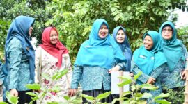 Ketua Bidang TP-PKK Padang I Ny. Sri Hayati Maigus Nasir melakukan penilaian Lomba Gerakan PKK dan Dasawisma, Rabu (10/9/2025). (Foto: Prokopim Padang)