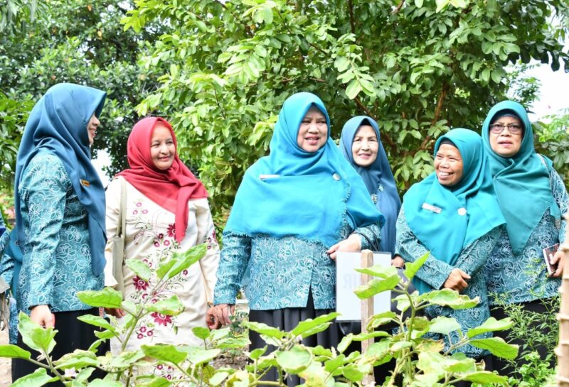 Ketua Bidang TP-PKK Padang I Ny. Sri Hayati Maigus Nasir melakukan penilaian Lomba Gerakan PKK dan Dasawisma, Rabu (10/9/2025). (Foto: Prokopim Padang)