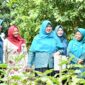 Ketua Bidang TP-PKK Padang I Ny. Sri Hayati Maigus Nasir melakukan penilaian Lomba Gerakan PKK dan Dasawisma, Rabu (10/9/2025). (Foto: Prokopim Padang)
