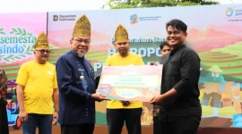Wakil Wali Kota Padang, Maigus Nasir saat serah terima bantuan dari Narasemesta Jasindo, Jumat (12/9/2025). (Foto: Prokopim Padang)