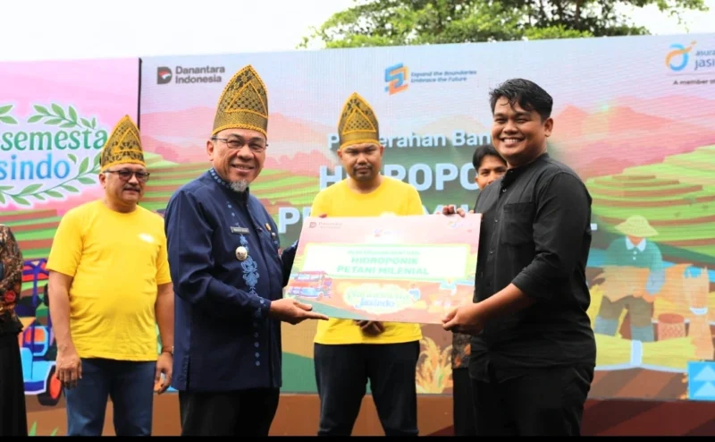 Wakil Wali Kota Padang, Maigus Nasir saat serah terima bantuan dari Narasemesta Jasindo, Jumat (12/9/2025). (Foto: Prokopim Padang)