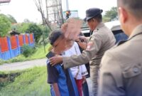Petugas Satpol PP Padang kembali menertibkan PMKS yang beraktivitas di sejumlah titik jalan utama, Jumat (12/9/2025) sore. (Foto: Humas Satpol PP Padang)