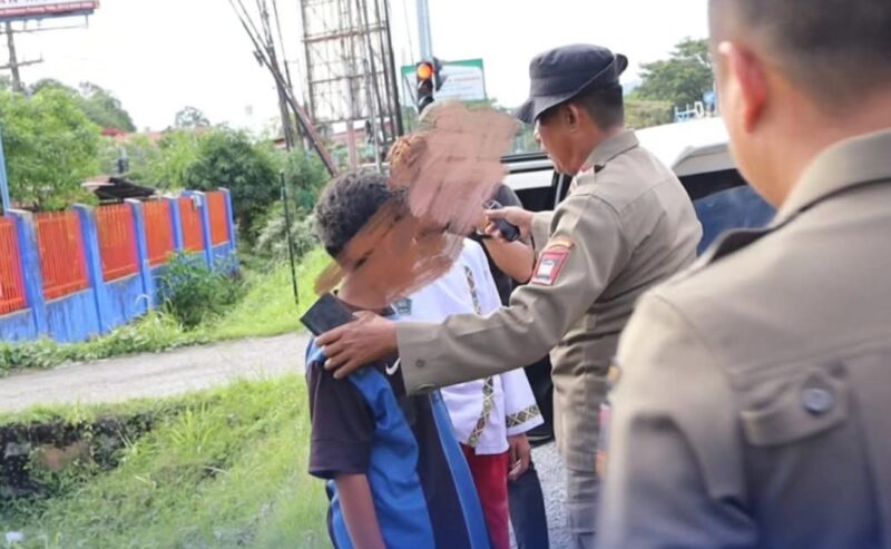 Petugas Satpol PP Padang kembali menertibkan PMKS yang beraktivitas di sejumlah titik jalan utama, Jumat (12/9/2025) sore. (Foto: Humas Satpol PP Padang)
