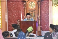 Wakil Wali Kota Padang Maigus Nasir menyampaikan tausiyah memperingati Maulid Nabi Muhammad SAW di Mushala Nurul Huda, Kampung Kalawi, Sabtu (13/9/2025). (Foto: Prokopim Padang)
