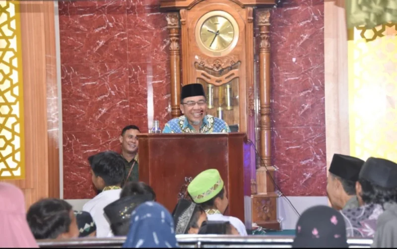 Wakil Wali Kota Padang Maigus Nasir menyampaikan tausiyah memperingati Maulid Nabi Muhammad SAW di Mushala Nurul Huda, Kampung Kalawi, Sabtu (13/9/2025). (Foto: Prokopim Padang)