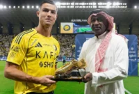 Cristiano Ronaldo menerima penghargaan Sepatu Emas dari legenda Al Nassr, Majed Abdullah, Senin (15/9) dini hari WIB. (Foto: IG @cristiano)