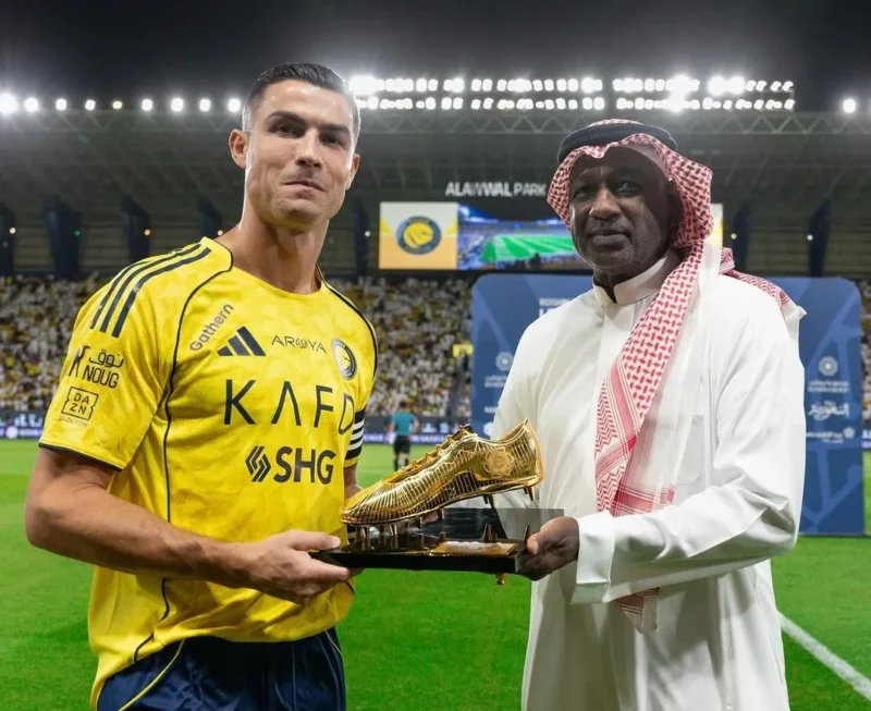 Cristiano Ronaldo menerima penghargaan Sepatu Emas dari legenda Al Nassr, Majed Abdullah, Senin (15/9) dini hari WIB. (Foto: IG @cristiano)