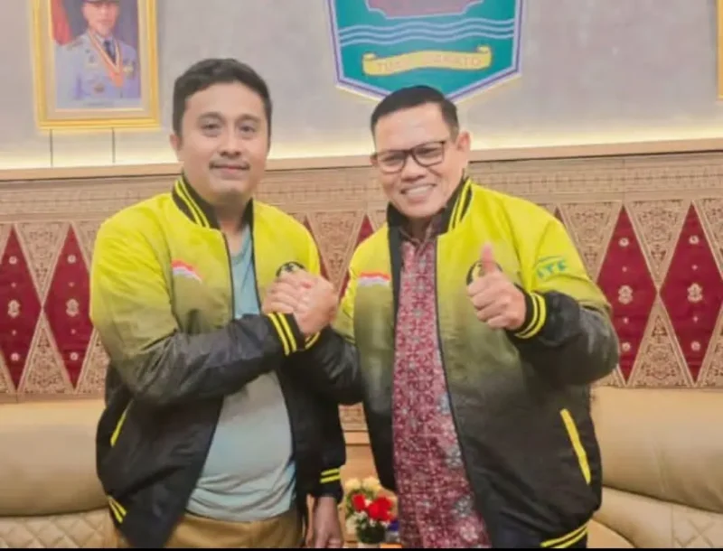 Ketua PELTI Pengprov Sumbar, Prof Syahrial Bakhtiar bersama Wagub Sumbar, Vasco Ruseimy. (Foto: Dok. AG)