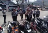 Kasat Lantas Polres Pessel, AKP Ade Saputra bersama personil turun ke lapangan melakukan penertiban dan edukasi kepada masyarakat pengendara. (Foto: Dok. Humas Polres Pessel)