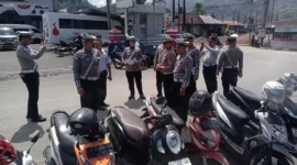 Kasat Lantas Polres Pessel, AKP Ade Saputra bersama personil turun ke lapangan melakukan penertiban dan edukasi kepada masyarakat pengendara. (Foto: Dok. Humas Polres Pessel)