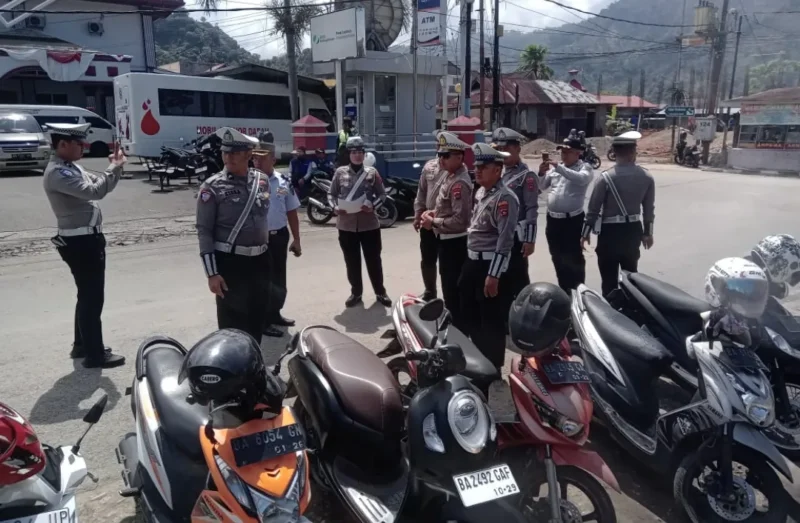 Kasat Lantas Polres Pessel, AKP Ade Saputra bersama personil turun ke lapangan melakukan penertiban dan edukasi kepada masyarakat pengendara. (Foto: Dok. Humas Polres Pessel)