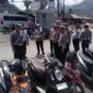Kasat Lantas Polres Pessel, AKP Ade Saputra bersama personil turun ke lapangan melakukan penertiban dan edukasi kepada masyarakat pengendara. (Foto: Dok. Humas Polres Pessel)