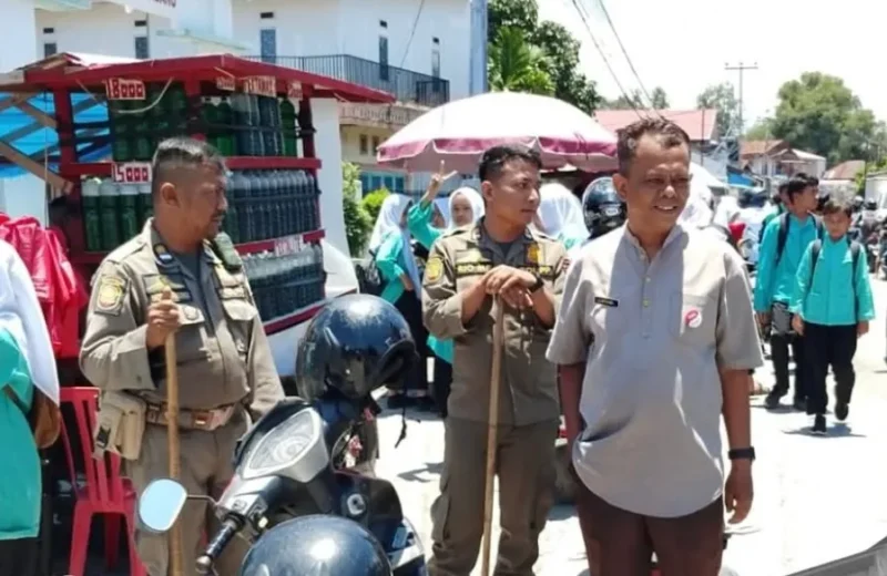 Aparat di Kecamatan Lubeg menggelar patroli di sekitar sekolah yang rawan aksi kenakalan remaja, Jumat (26/9/2025). (Foto: Ist)