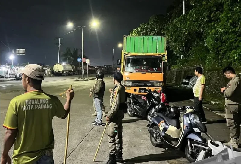 Kecamatan Lubeg perkuat patroli malam bersama BKO Satpol PP Kecamatan serta Dubalang Nagari Nan XX, Minggu (28/9/2025) dini hari. (Foto: Ist)