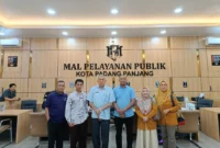 Kepala DPMPTSP Pessel Nuzriwan (tiga dari kiri) foto bersama saat melakukan kunjungan.