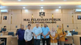 Kepala DPMPTSP Pessel Nuzriwan (tiga dari kiri) foto bersama saat melakukan kunjungan.