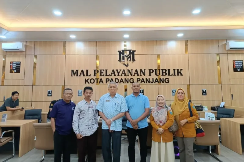 Kepala DPMPTSP Pessel Nuzriwan (tiga dari kiri) foto bersama saat melakukan kunjungan.