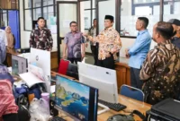 Sekdako Pariaman Afrizal Azhar memulai tugas dengan silaturahmi ke ASN Balai Kota, Kamis (18/9/2025). (Foto: Kominfo Pariaman)