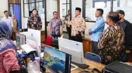 Sekdako Pariaman Afrizal Azhar memulai tugas dengan silaturahmi ke ASN Balai Kota, Kamis (18/9/2025). (Foto: Kominfo Pariaman)