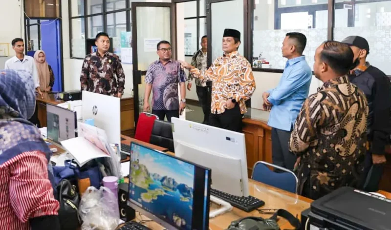Sekdako Pariaman Afrizal Azhar memulai tugas dengan silaturahmi ke ASN Balai Kota, Kamis (18/9/2025). (Foto: Kominfo Pariaman)