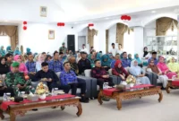 Wali Kota Hendri Arnis bersama Ketua TP-PKK, Ny. Maria Feronika Hendri meluncurkan program Sekolah Keluarga di Pendopo Rumah Dinas, Rabu (17/9/2025). (Foto: Kominfo Padang Panjang)