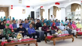 Wali Kota Hendri Arnis bersama Ketua TP-PKK, Ny. Maria Feronika Hendri meluncurkan program Sekolah Keluarga di Pendopo Rumah Dinas, Rabu (17/9/2025). (Foto: Kominfo Padang Panjang)