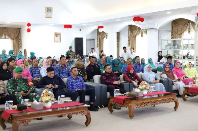 Wali Kota Hendri Arnis bersama Ketua TP-PKK, Ny. Maria Feronika Hendri meluncurkan program Sekolah Keluarga di Pendopo Rumah Dinas, Rabu (17/9/2025). (Foto: Kominfo Padang Panjang)