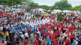 Ribuan warga Padang mengikuti kegiatan senam bersama dan aksi bersih pantai di kawasan Pantai Padang, Sabtu (2/8/2025) pagi. (Foto: FB Diskominfo Padang)