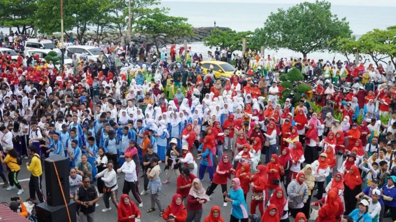 Ribuan warga Padang mengikuti kegiatan senam bersama dan aksi bersih pantai di kawasan Pantai Padang, Sabtu (2/8/2025) pagi. (Foto: FB Diskominfo Padang)